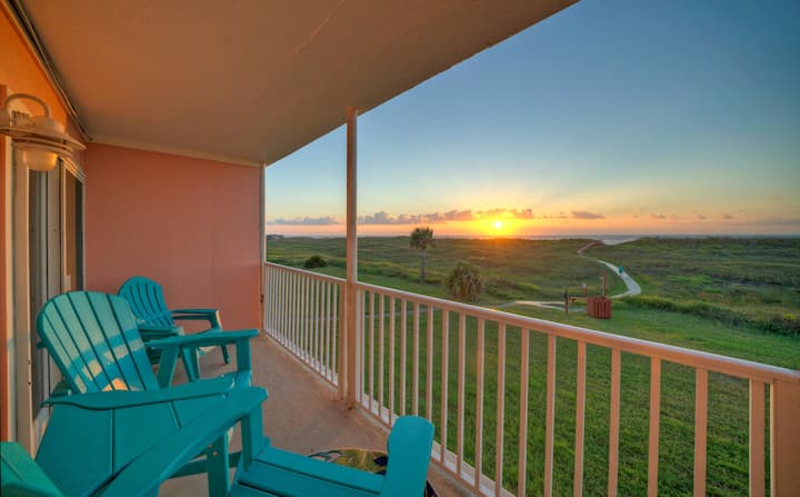 Beachfront Condo • Pool • Tennis | Beach Happy
