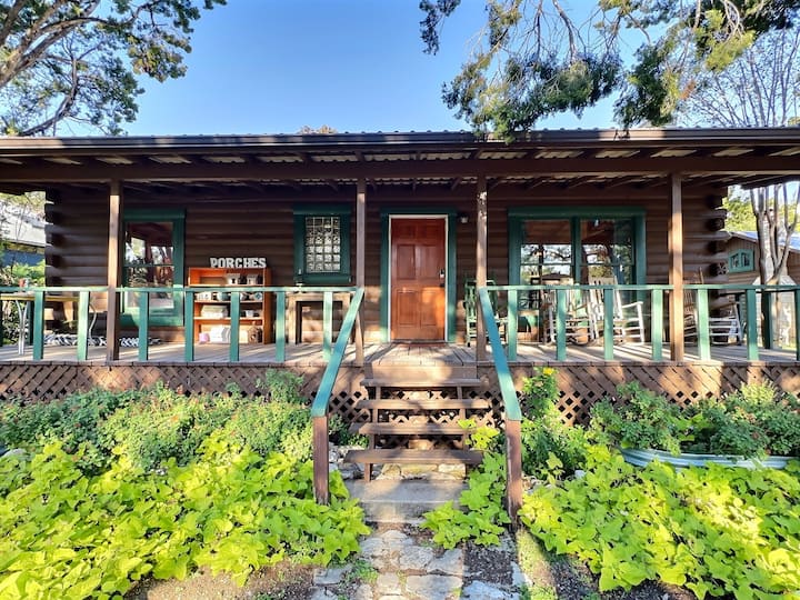 Porches *Cozy Log Cabin* easy walk to Lake Travis