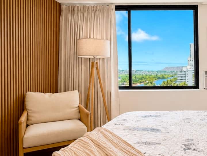 Waikiki Modern Studio with Diamond Head View