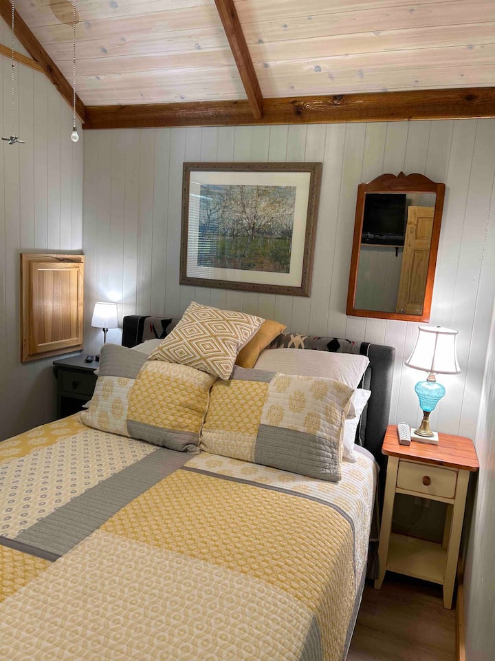In Town Highlands Sweet Spot for Two; Queen, pvt. 