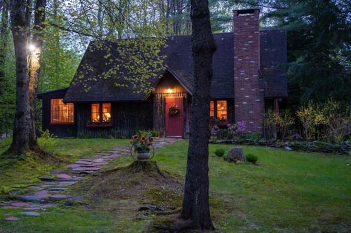 Charming log cabin w/ fireplace in Stowe village
