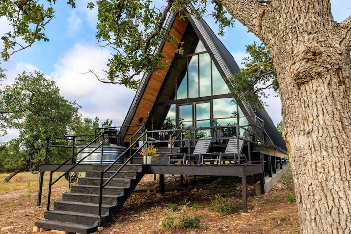 Romantic A-frame with Private Hot Tub