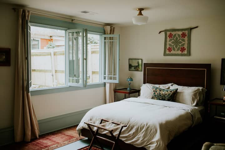 Birch Cottage: Midtown Charm
