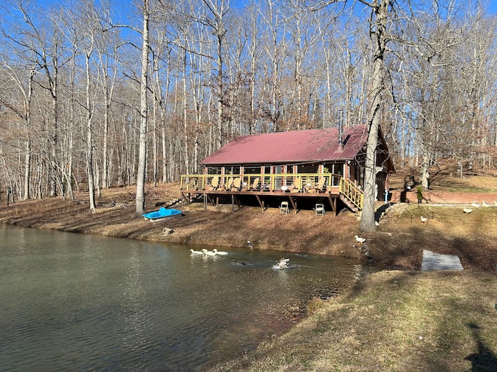 Cozy lake-front 1-bedroom cabin in Sparta, TN