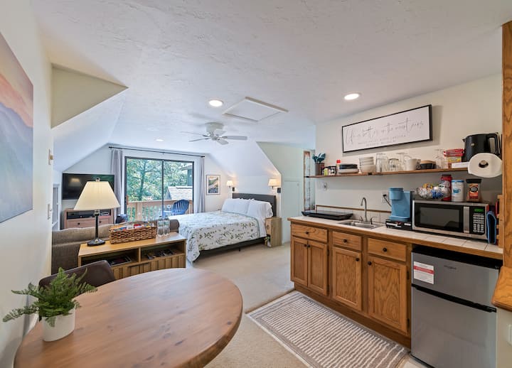 Starswept Studio–Near GSMNP, BRP, walk to Joey’s.