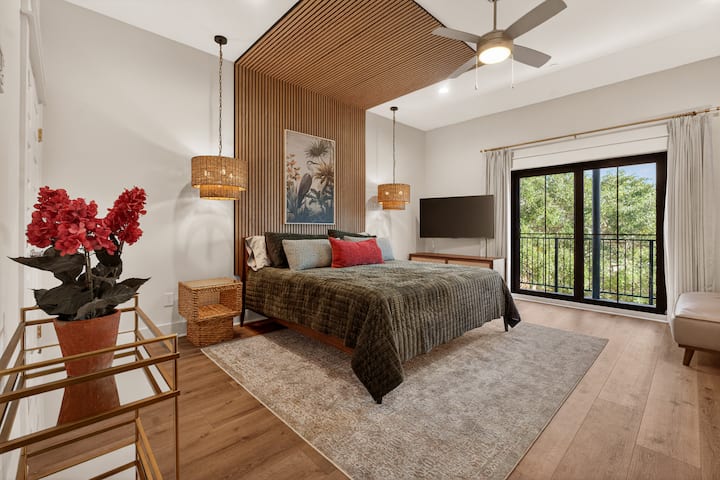 Cozy Condo with Rooftop Views