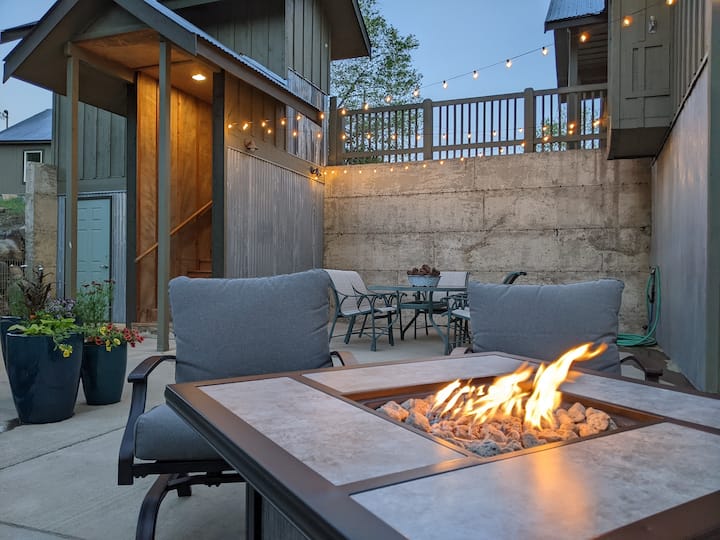 #4 / River Pines Inn - King River View Suite