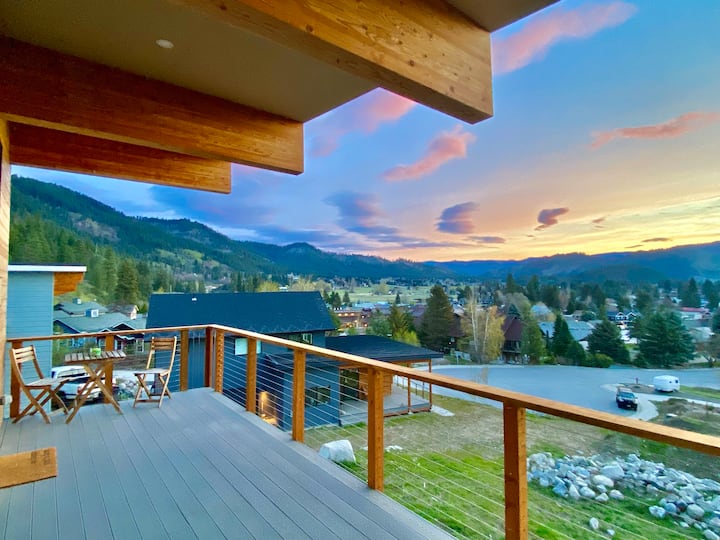 Modern Mountain Retreat
Walk to Downtown