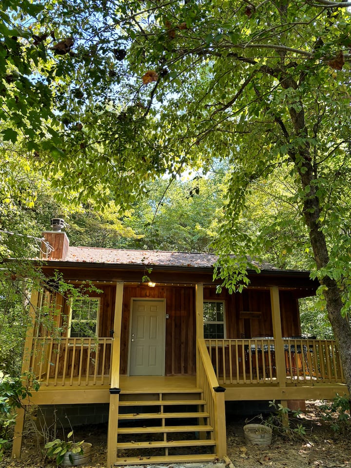 COZY CABIN! 65"tv Hot-tub, Jacuzzi,  Fireplace!