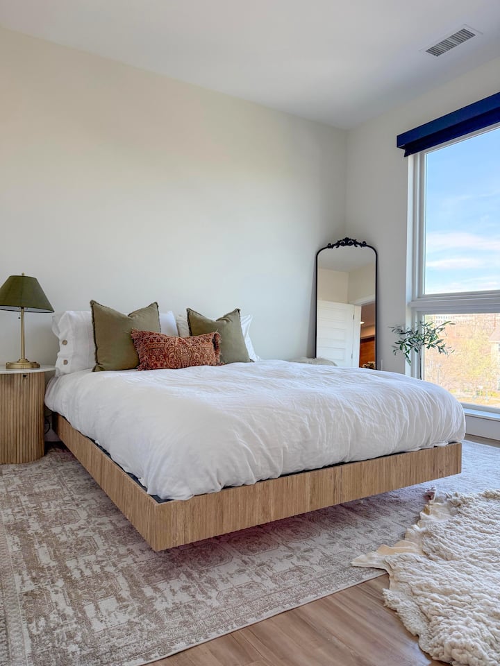 Skyline Views •Luxe Kendrick Apt •Walk to Downtown