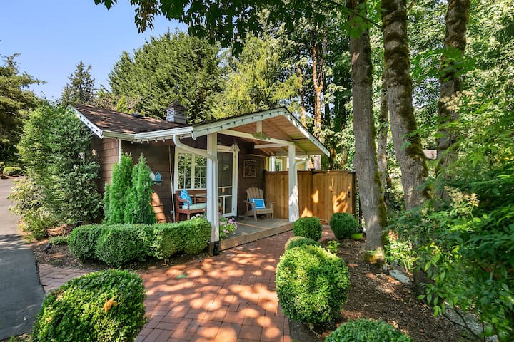 Private Cottage right on creek & 15 ft waterfall!