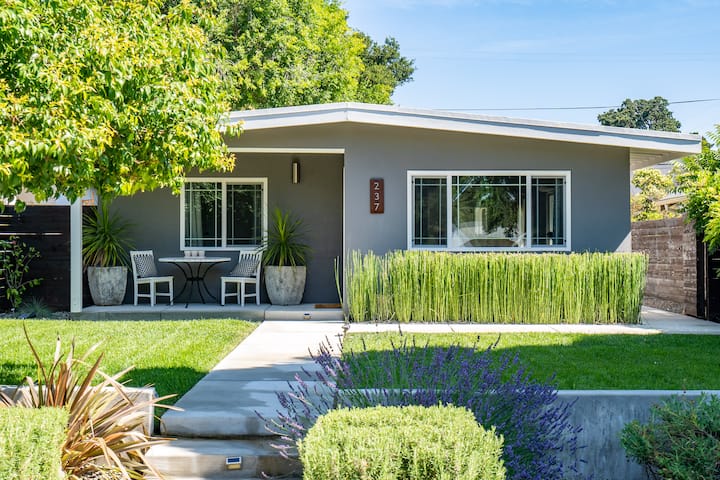 Close to Dtown! Gorgeous MidCentury w/fire pit