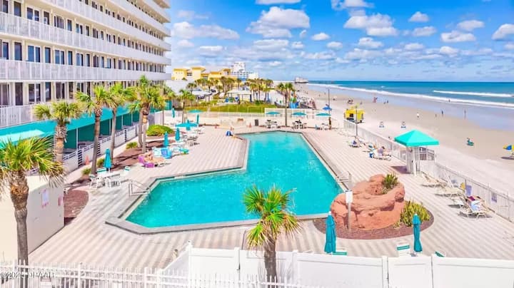 Oceanfront Studio – Walk to Daytona Boardwalk!