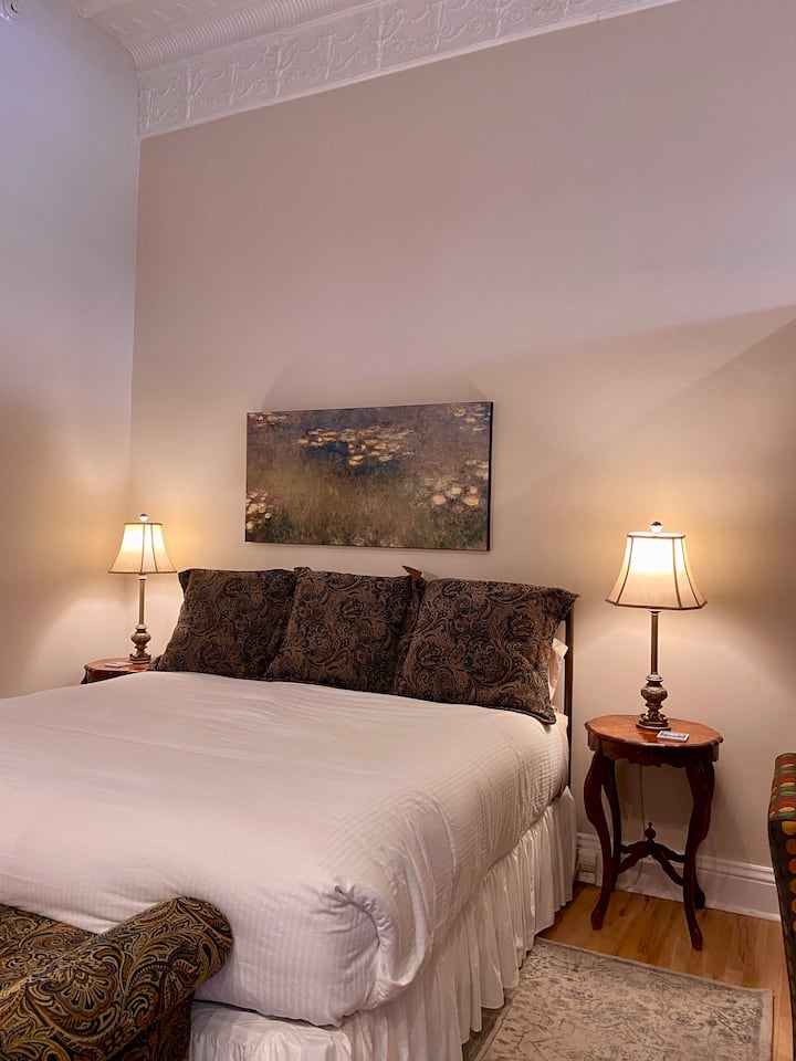 Patio Suite with King Bed, Parking, Full Kitchen