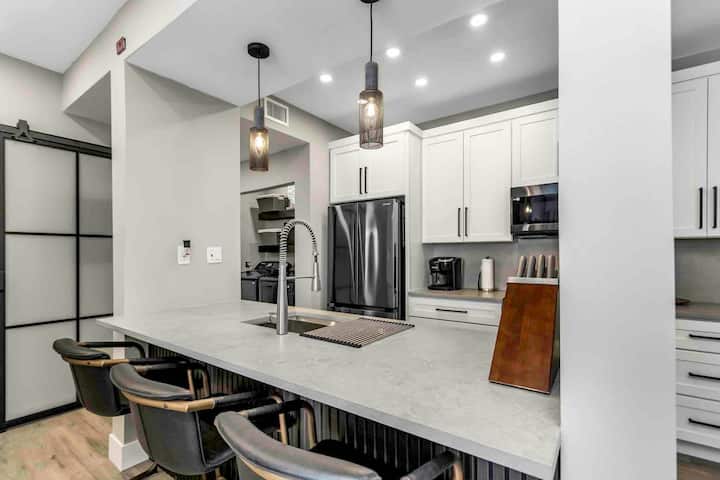 Wonderful Avalon Condo - Renovated & Steps to Pool