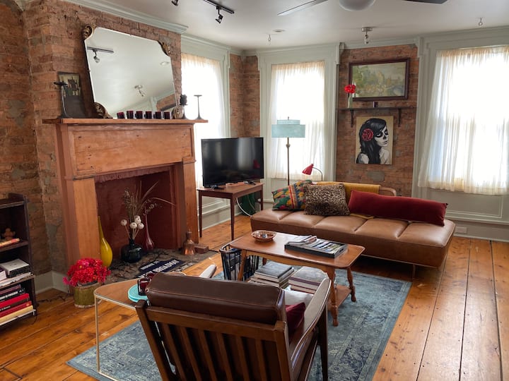 Vintage Village Charmer. Walkable to ALL!