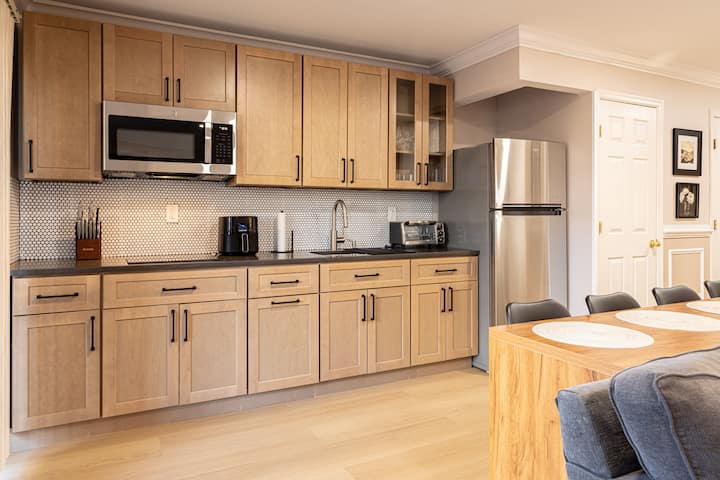 Luxury Cozy Guesthouse w/ Private Entry & Garage