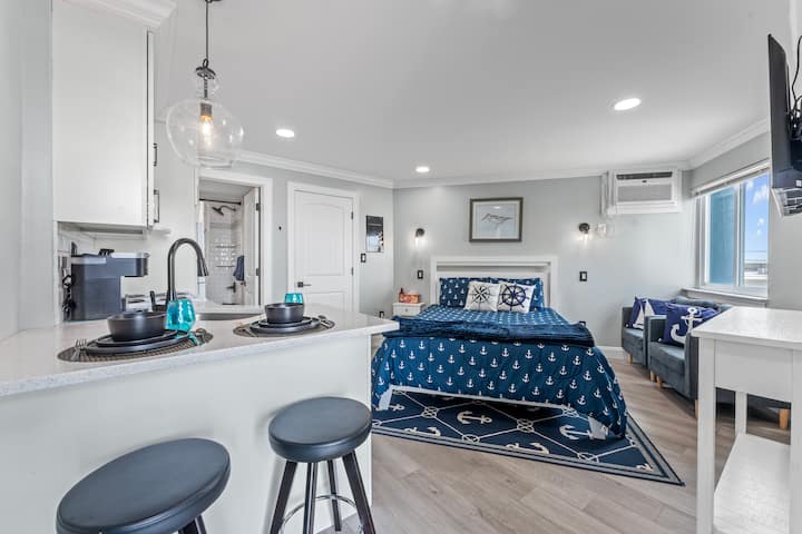 Studio at the Shore w/Pool + Parking- 5min 2 beach