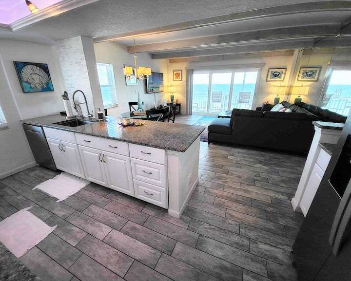 Salt Life Oasis - Direct Oceanfront (End Unit)