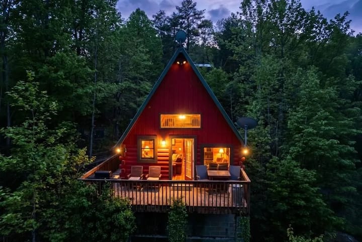 Treehouse. A-Frame Real Log Cabin. Close to GSMNP.