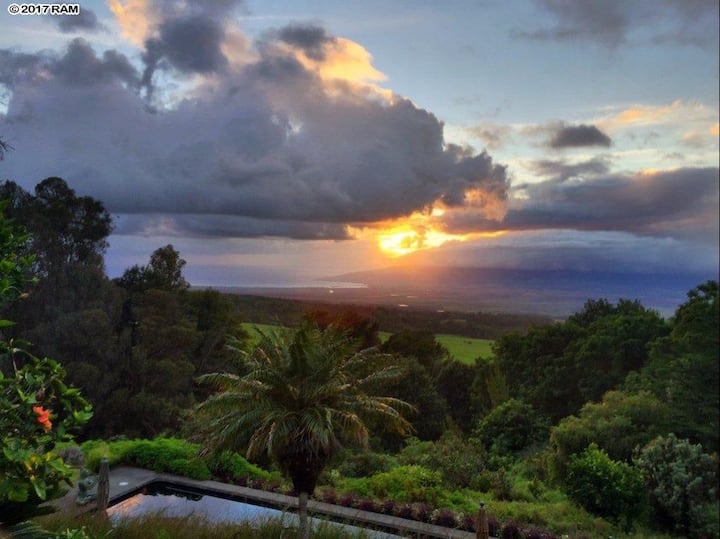 Rustic Upcountry retreat with breathtaking views!