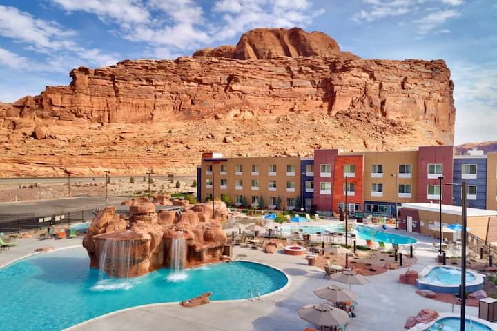 Near Arches National Park + Pool. Hot Tubs. Gym.