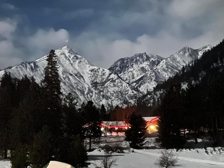 Snow Creek Loft: 2m to town, hot tub, Mtn VIEWS
