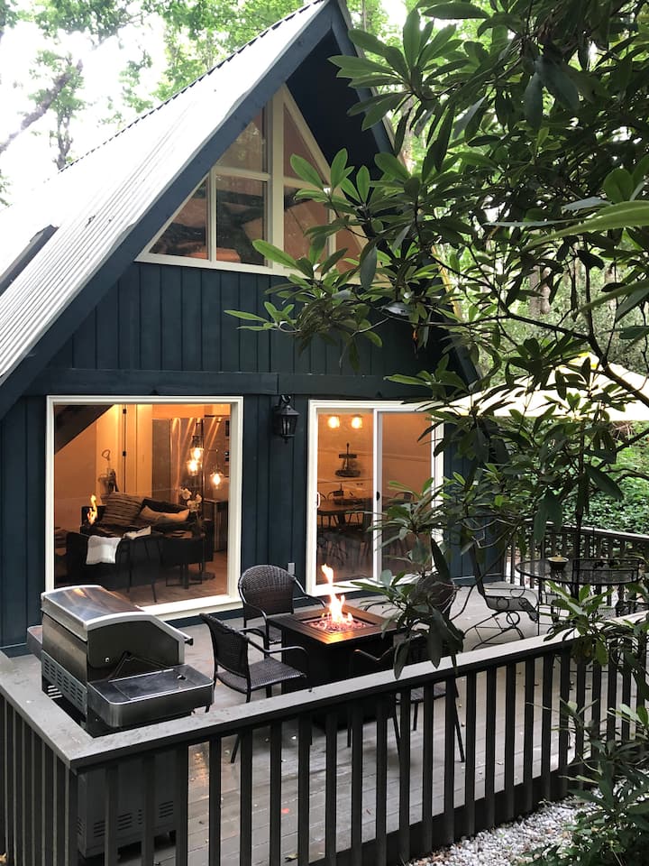 Modern A-frame, Large Deck, Walk to Main St.