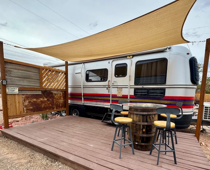 Speakeasy Avion - AC/Heat/WiFi/Full Kitchen/Bath