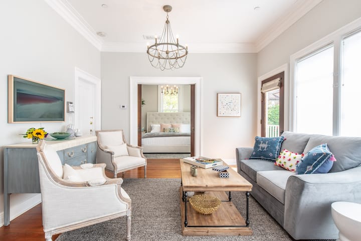 Mendez on Main #2 / King Bed/1 bath Walk to town