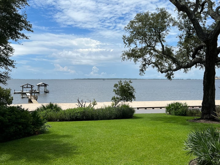 Charming Gulf-Front Cottage with Amazing Views