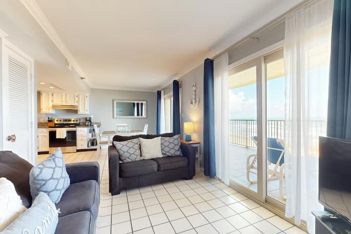 Steps to Beach 1BR Oceanfront 3rd-Floor