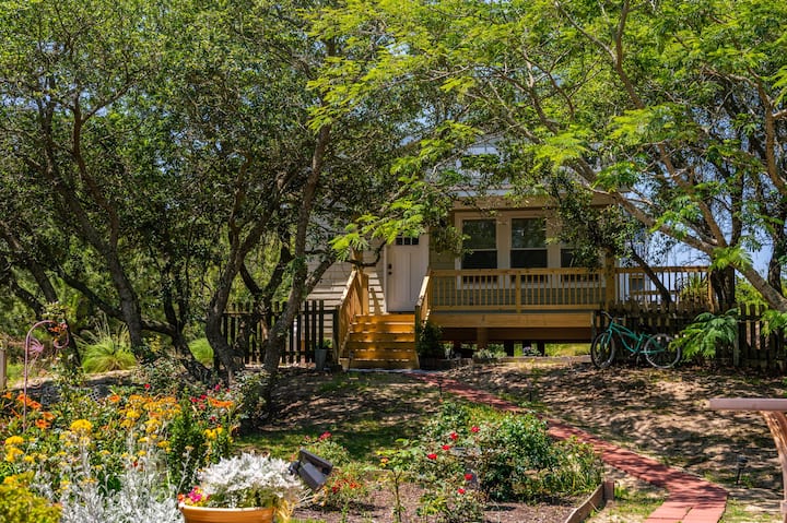 Coastal chic tiny house living. Hottub, SUB, Kayak