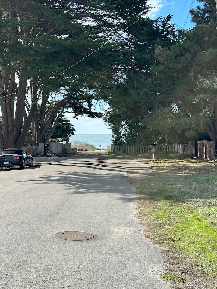 A groovy little private unit right by the beach